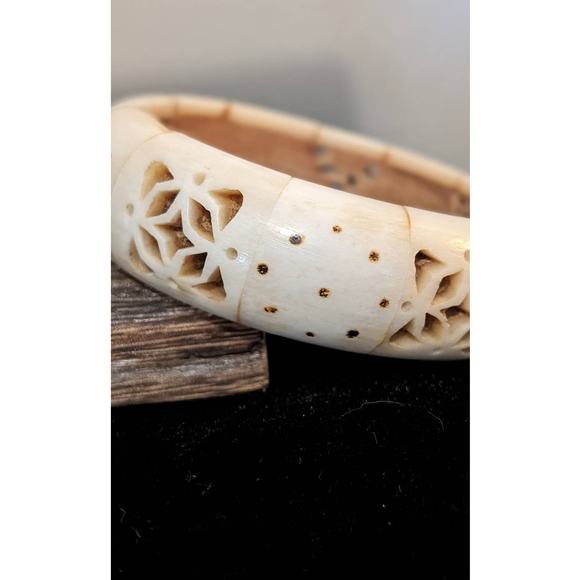 Vintage 50s Art Deco Cream Carved Bone Chunky 8" Bangle Bracelet - Picture 2 of 10